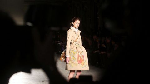 Una modelo con los diseños de Stella Jean.