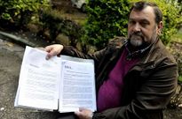 Jes�s G�mez, presidente de la Asociaci�n de Padres de Usuarios, muestra la documentaci�n.