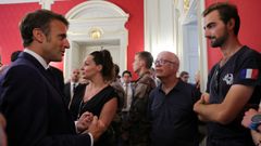 Macron charla con Henri, al que han bautizado como el h�roe de la mochila por�intentar detener al autor del apu�alamiento en Annecy.