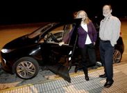 Florentina Campa e Ignacio, de Foz, son los primeros en comprar un coche el�ctrico en A Mari�a.