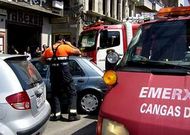 Protecci�n Civil y bomberos coinciden con frecuencia en un siniestro, como �ste del centro de Cangas.