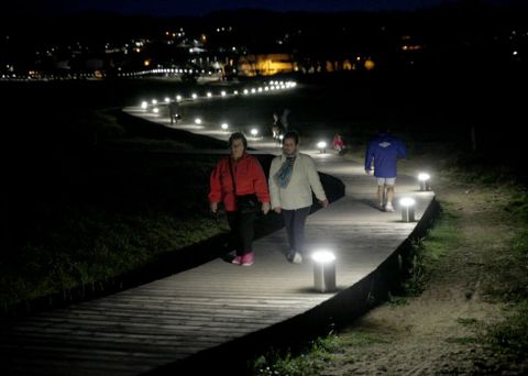 <span lang= es-es >Coroso</span>. La pasarela de madera que comunica el paseo de Coroso con el otro extremo del arenal está iluminada con leds que, al estar en farolas bajas, aportan una claridad que gusta a los usuarios.