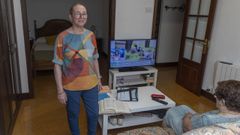 Juana, en la sala donde pasa el tiempo junto a su madre, Dolores, antes de acudir al CHUS para recibir su tratamiento