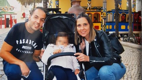 Eduardo Mor�is y Patricia Fern�ndez junto a una de sus hijas