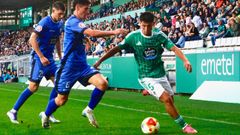 Jairo conduce el baln, con Guerrero al fondo en la jugada, durante el Racing de Ferrol - Ourense CF