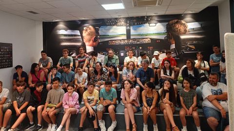 Chicos y chicas de la asociaci�n Inventiva aguardan en las instalaciones de la Tecn�pole.