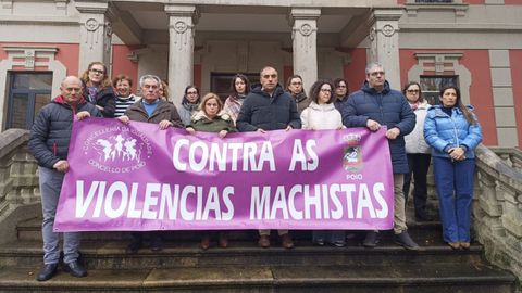 Imagen del minuto de silencio del grupo municipal en el que manifestaron su apoyo a lo familiares de la mujer fallecida
