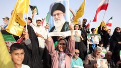 Iraníes con banderas nacionales y un retrato de Alí Jamenéi, en una manifestación de apoyo al régimen este martes en Teherán.