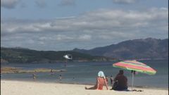 Helic�pteros contraincendios repostando agua en las playas de Fisterra
