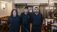 Nuria, Marcos y Jos� Antonio, en el comedor de O Curruncho