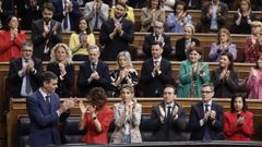 Los ministros y la bancada socialista aplauden la intervenci�n del presidente del gobierno, Pedro S�nchez, en el Congreso. 