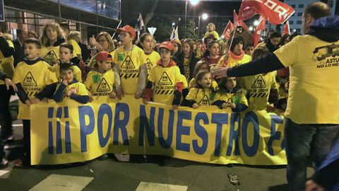 Decenas de ni�os participaron en la manifestaci�n en defensa de Alcoa, en Avil�s