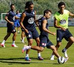 Abel Aguilar y Bruno Gama conducen el baln ante Roderick en un entrenamiento.