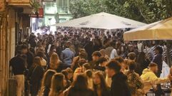 A falta de orquesta, �quedada� en Pardo Baixo. Tras la suspensi�n de la actuaci�n de la Panorama City en el puerto, cientos de j�venes continuaron la fiesta en una noche de marcha que tuvo como epicentro la calle Pardo Baixo. Muchos de ellos, deshac�an el camino desde el puerto y recalaban en ese punto, en una noche de domingo con contados establecimientos hosteleros abiertos