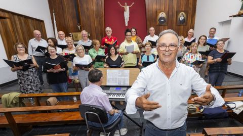 Isidro Caama�o, en un ensayo con la coral Costa da Morte, en imagen de archivo 