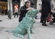 El escultor malpic�n, con la escultura que ha realizado en recuerdo del perrro �Ney�. 