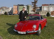 Juan Cancela, con su flamante Alpine, que se encuentra en perfecto estado. 