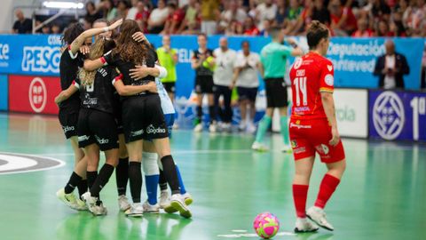 Las jugadoras del Futsi celebrando uno de los goles al Poio