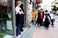 Alumnos del �lvarez Limeses, ante un local colaborador.