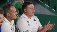 Crist�bal aplaude a los suyos durante el partido entre el Racing y el Elche.