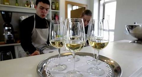 En O Grove encontraron trabajo en marzo 60 personas, que se suman a las 65 de febrero.