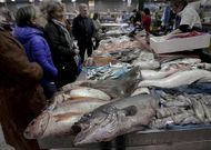 Los puestos de la plaza de Lugo, en A Coru�a, luc�an variedad despu�s de d�as de escasez.