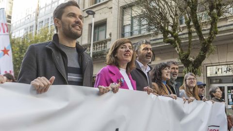 Marta Lois, la candidata de Sumar a la Xunta, acompaada por el nmero dos de la formacin en A Corua, Paulo Carlos Lpez (izquierda) y Ramn Sarmiento (derecha), el nmero uno por Pontevedra