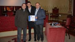 En la foto, Jes�s Horacio Garc�a entre los directores de la tesis: Augusto P�rez Alberti, de la USC (a la izquierda) y Alfredo Ollero Ojeda, de la Universidad de Zaragoza (derecha)