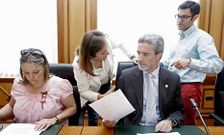 Julia Rodríguez reclama explicaciones al alcalde en un pleno en presencia del secretario.