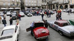 Imagen de archivo de los coches cl�sicos en la plaza Mayor de Ourense.
