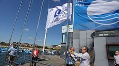 Rosa Quintana iza la Q de Calidad y el presidente del N�utico de Portonovo la bandera azul en el muelle de O Chasco