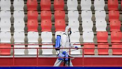 Un empleado del Lugo desinfecta las gradas del �ngel Carro