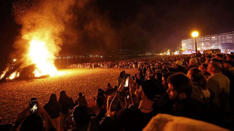 <span lang= gl >En imaxe de arquivo, lumeirada na noite de San Xo�n na praia de Covas</span>