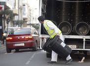 Reparto de cubos para depositar las bolsas de basura en la calle Roberto Baamonde. 