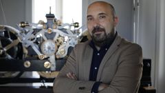 Jos� Manuel Lage es portavoz del gobierno de In�s Rey y ostenta las competencias en Hacienda, Oficina presupuestaria, Tesorer�a, Personal, Interior, Patrimonio, Contrataci�n, Inform�tica, Innovaci�n y Desarrollo Tecnol�gico. En la foto, junto a la maquinaria del reloj de Mar�a Pita