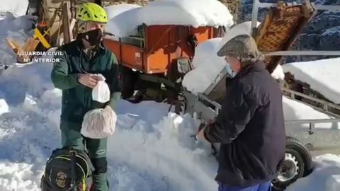 La Guardia Civil lleva comida y medicamentos a los dos �nicos habitantes de Viboli y Biam�n, en Ponga