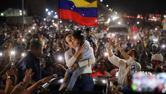 Mar&iacute;a Corina Machado besa a una ni&ntilde;a en mitad de una concentraci&oacute;n de apoyo en Maracay, de camino a Caracas
