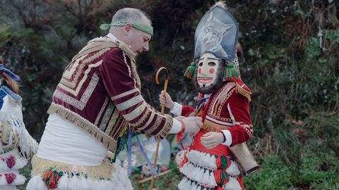 Felos de Maceda, el mayor ayuda al peque�o a colocar el traje.