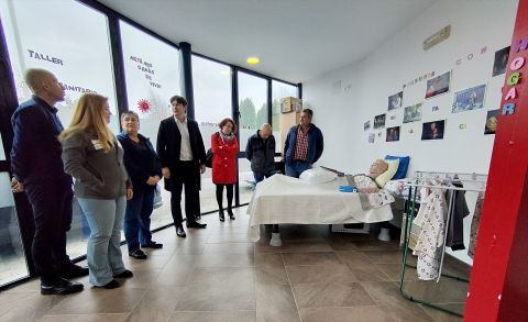 El consejero de Ciencia, Inudstria y Empleo, Borja S�nchez, visita un taller de empleo sociosanitario