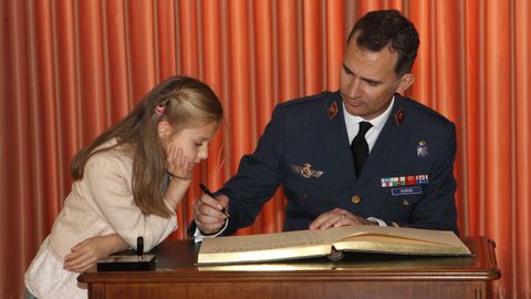 Leonor, en su primer acto militar el 2 de mayo del 2014, observa cmo su padre firma en el libro de honor de la Academia del Aire de San Javier