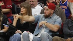 Taylor Swift y Travis Kelce durante un partido de los New York Knicks en mayo