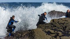 Varios perceieiros tratan de extraer crustceo en A Barca, Muxa.