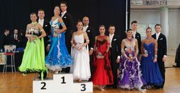 Numerosas parejas estradenses recibieron premios en el concurso de baile celebrado en Fene. 