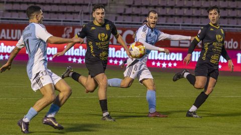 Guisande se dispone a recibir un bal�n ante la mirada de su compa�ero Maceira y los viveirenses Jacobo y Diego Fern�ndez. 