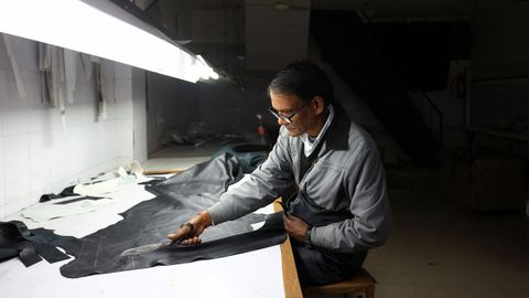 Un trabajador indio en una f�brica de manufacturas de cuero en Nueva Delhi.
