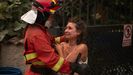 Una efectivo del UME consuela a una vecina de��vila
