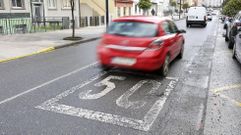 En la carretera de Catabois perviven vestigios de la se�alizaci�n antigua que estuvo autorizada hasta la llegada de la zona 30, hoy en vigor. Algunas se cambiaron o borraron, pero otras todav�a comparten asfalto con las llegadas despu�s, en algunos casos pint�ndolas por encima, pero dejando ver ambas velocidades.