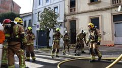 Los bomberos de Santiago, que solo contaban con cuatro efectivos en el parque, tuvieron que esperar a los refuerzos de Ordes y Brión