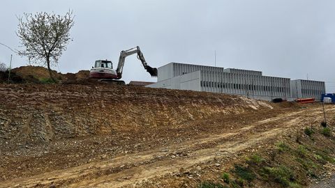 Obras en el aparcamiento en el nuevo centro de salud de Abegondo.