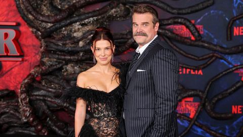 Millie Bobby Brown y David Harbour posan juntos en el estreno